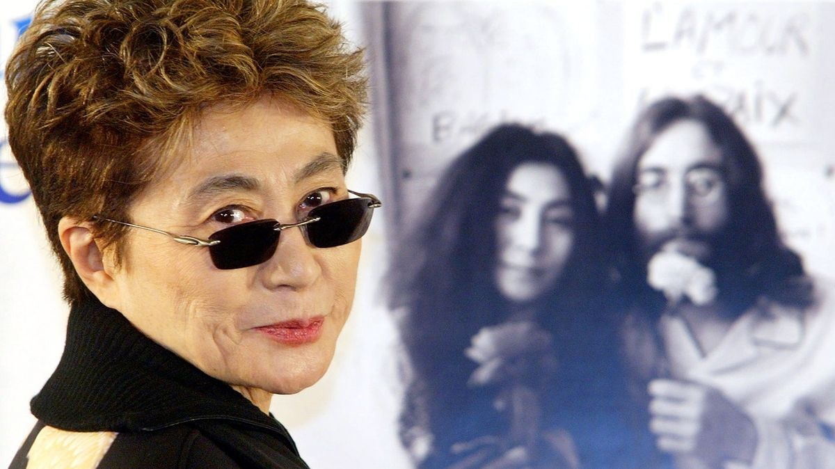 Yoko Ono žaluje bývalého Lennonova asistenta. Nesmí o něm ani promluvit
